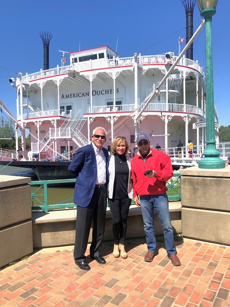 John and Claudette Waggoner of American Queen Voyages with singer Lee Greenwood. Photo by American Queen Voyages.