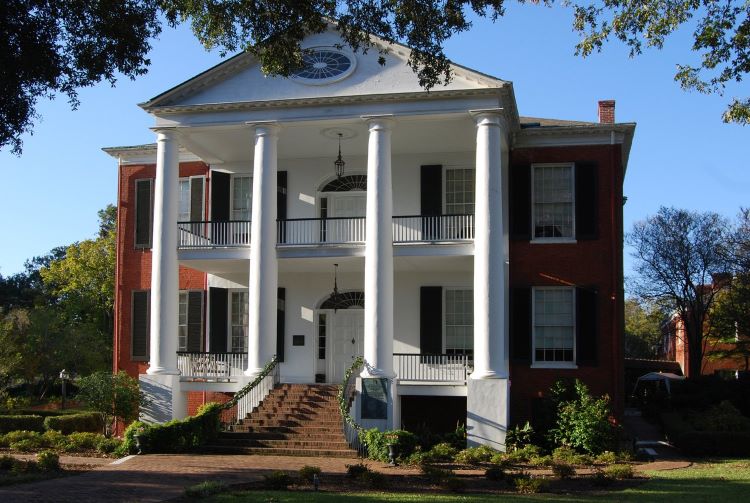 Rosalie is nestled atop the bluffs in Natchez, MS. Photo courtesy of Visit Natchez.