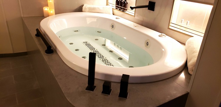 Whirlpool tub in the couple's treatment room, Otium Spa on Silver Dawn. Photo by Susan J. Young.