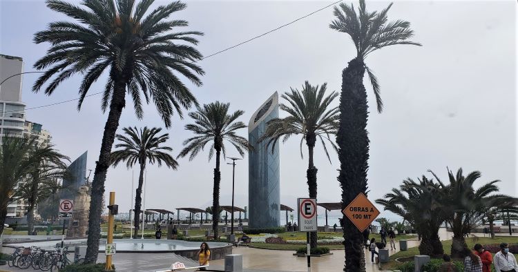 The upscale, modern Miraflores district is situated directly on the Pacific Coast with clifftop grassy spaces and parks. Photo by Susan J. Young.