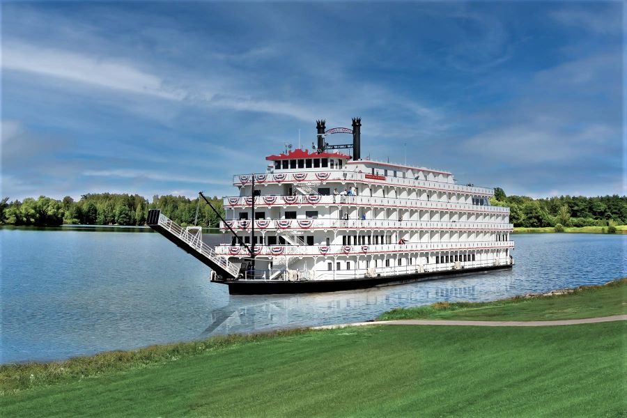 The paddlewheeler American Serenade operates new "Great Smoky Mountain National Park" itineraries. Photo by American Cruise Lines. 
